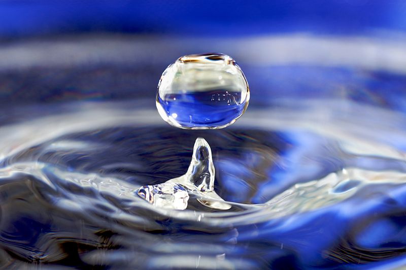 800px-Water_drop_001.jpg